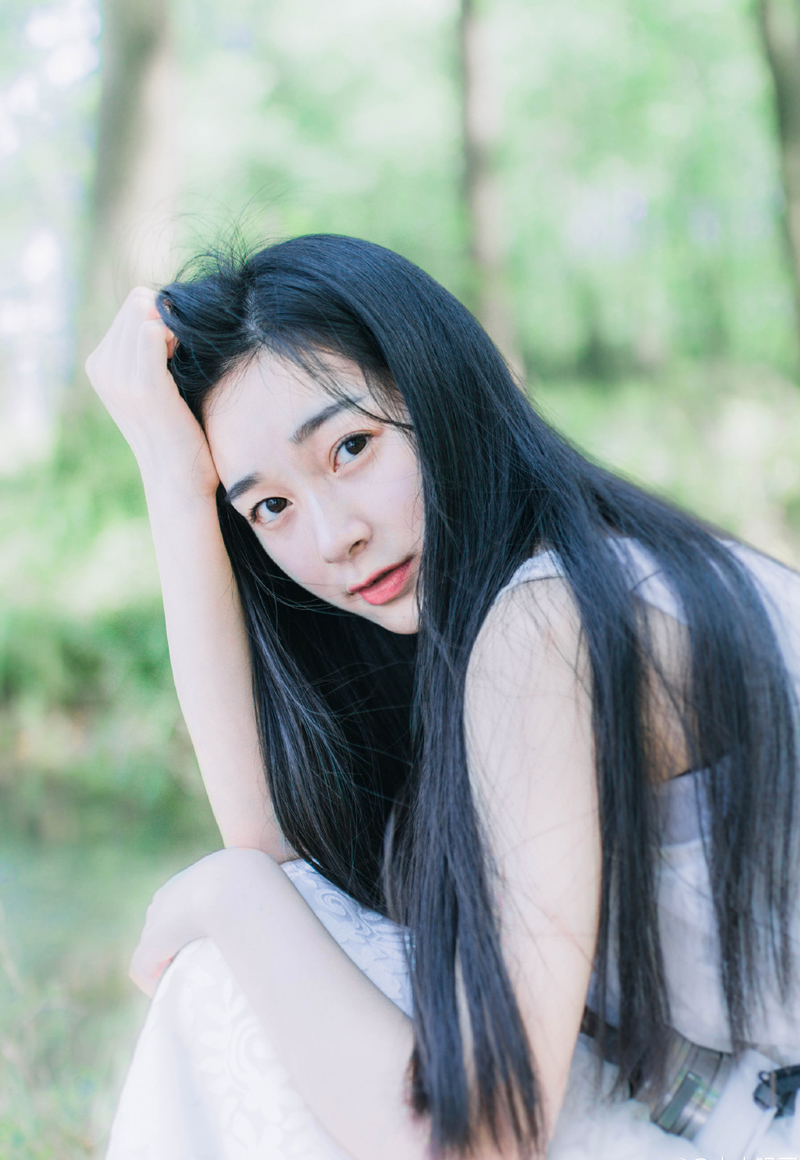 男人——百分之八十的那类男人，潜意识里只有两样东西——自尊心和虚荣心。能够掌握到这种心理，叫一个骄傲的大男人站起来坐下去，都容易得很。